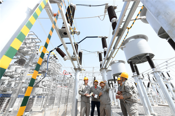 New employees visit the 500-kV GIS substation in Hohhot.png