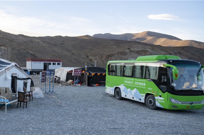 Qomolangma reserve tests clean energy buses