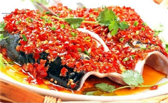 Steamed fish head with chopped bell peppers (剁椒鱼头，duo jiao yu tou)
