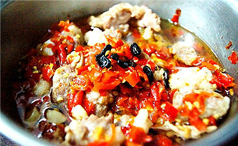 Steamed spare ribs with black bean and pepper (豆豉辣椒蒸排骨，dou chi la jiao zheng pai gu)