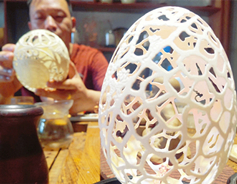 Linfen craftsman devoted to eggshell carving