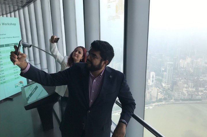 Foreign media go on tour of Shanghai Tower