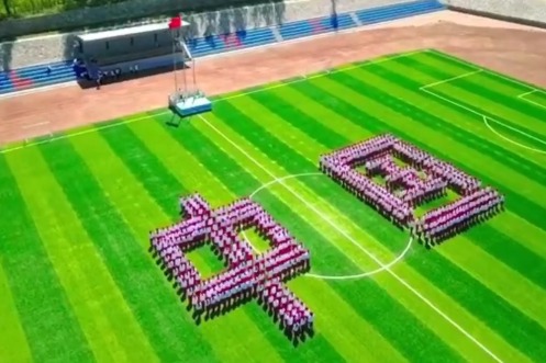 Students make giant outline of China for anniversary
