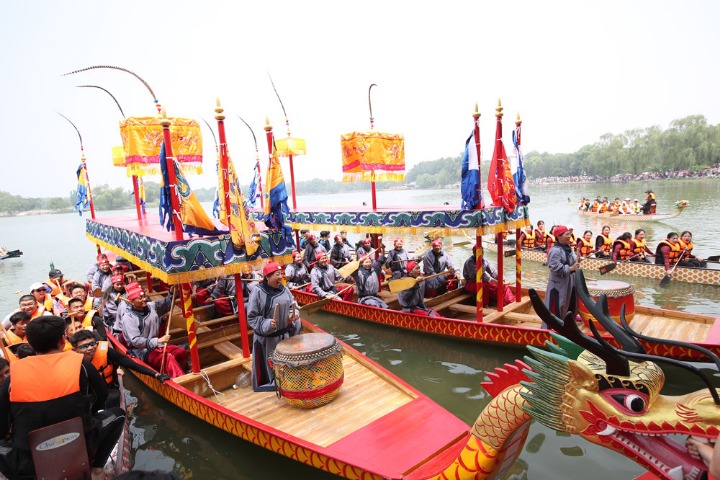 Beijing parks welcome 1.13m visitors during Dragon Boat Festival holiday