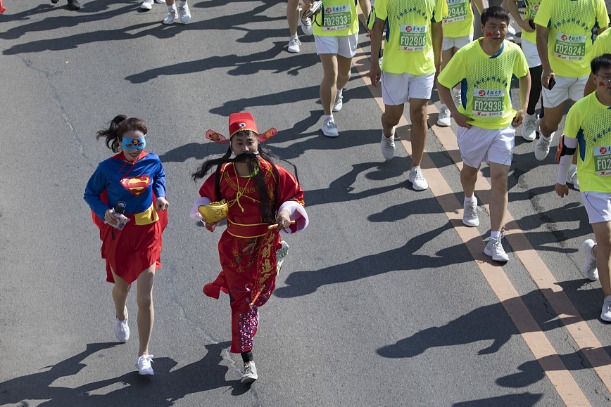 Runners in costume add color to Jilin marathon