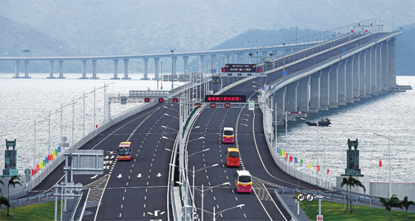 车辆在港珠澳大桥上行驶.jpg