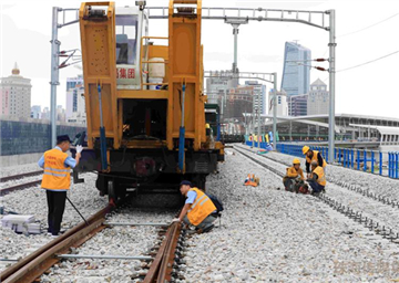 Crews begin placing rails for Gongbei-Hengqin tracks