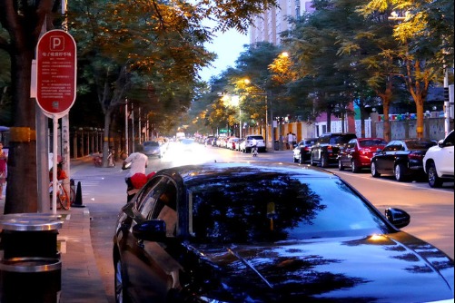 On-street parking fee collection goes digital in central Beijing