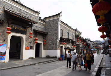 Red tourism booms in Guizhou