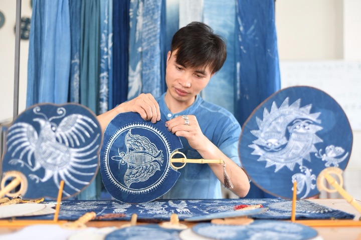 Fanning out with traditional batik