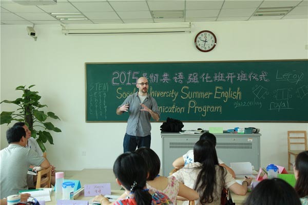 College students in Beijing hire people to attend classes