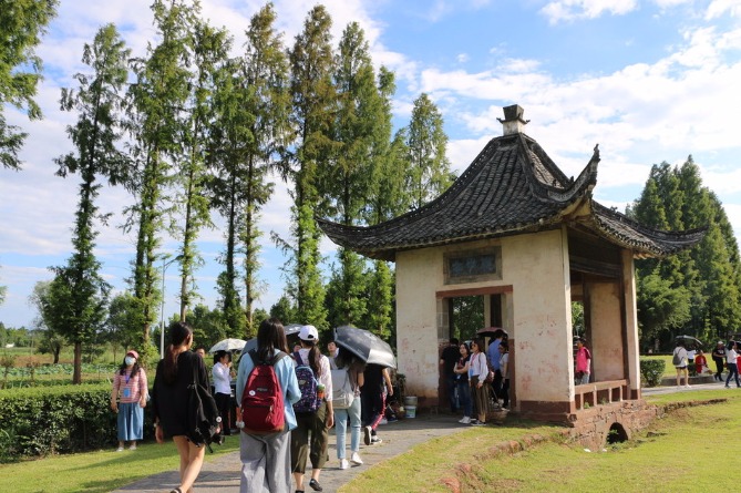 Taiwan youths on study tour to Beijing to learn Chinese culture