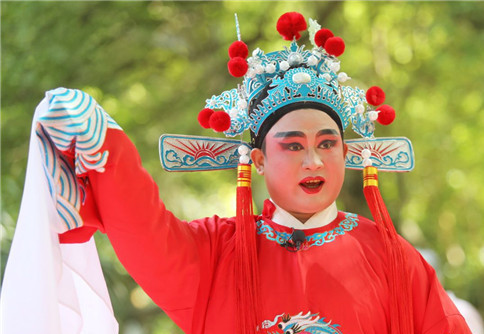 Free Hainan Opera shows staged at Haikou People's Park