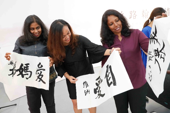 Foreign education officials try calligraphy in Beijing