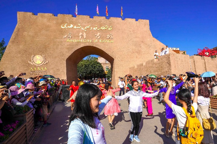 Cooler Xinjiang lures tourists beat by heat