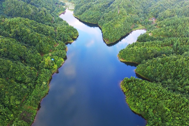 Aerial photo reveals refreshing lake view in Chongqing