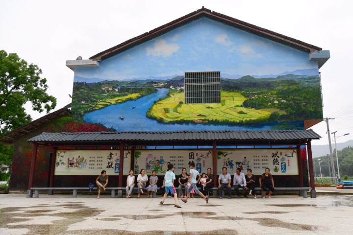 Farmers' paintings enhance tourism in Hunan village