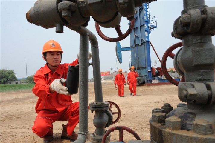 China's crude oil output growth slows in August