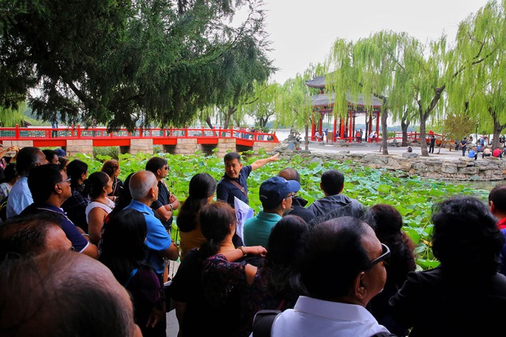 Beijing parks receive 1.12 m visitors during Mid-Autumn Festival holiday
