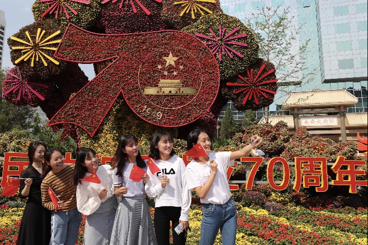 National Day flowerbeds decorate Beijing streets