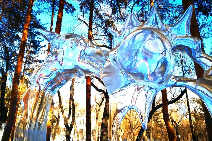 Ice lantern show in Zhaolin Park