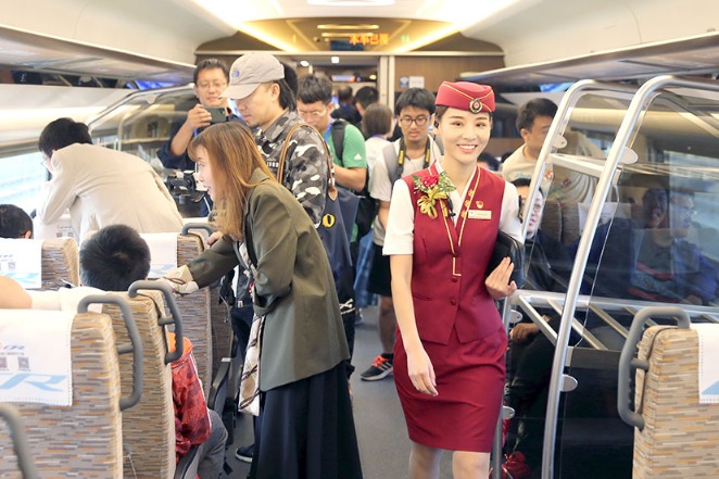Railway linking Daxing airport debuts