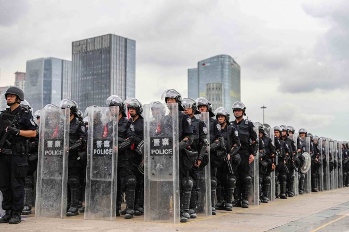 Shenzhen's mass drill shows off police force