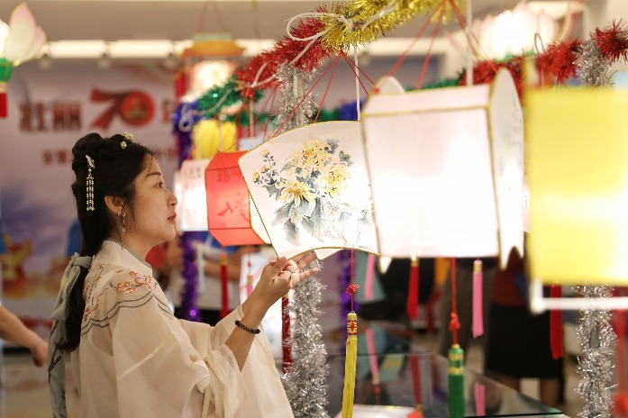 Colorful lanterns light up exhibition in Beijing