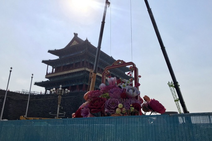 Flower arrangement installed on Tian'anmen Square for National Day celebration