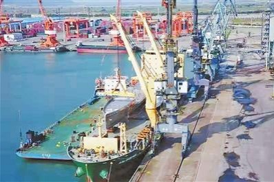 Huge ship hull loaded with confidence at Gaolan Port