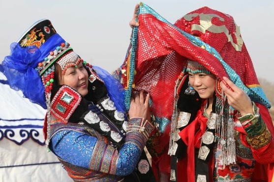 Gorgeous Identifications: A glimpse of the colorful Mongolian clothing culture