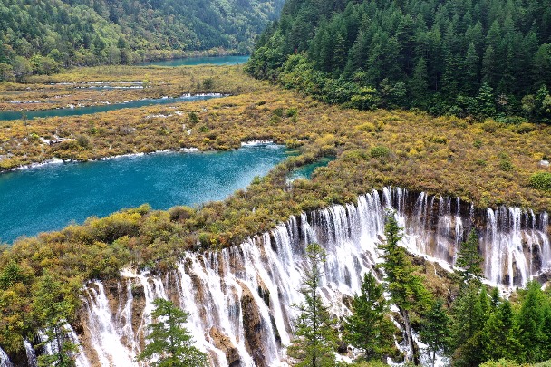 Famed Chinese scenic spot Jiuzhaigou welcomes more daily visitors