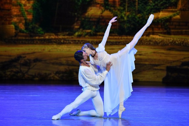 World ballet classics stages in Haikou