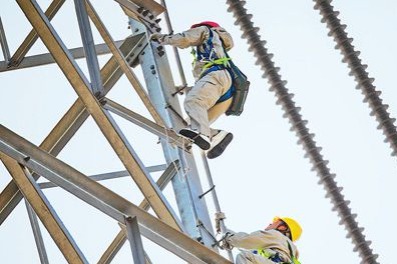 Chinese workers complete world's first operation on 1,100-kv DC transmission line