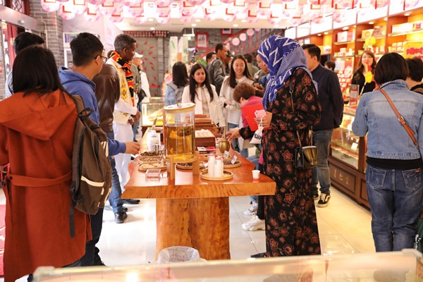 International students experience TCM culture in Tianjin