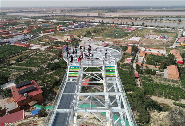 New glass skywalk opens in N China