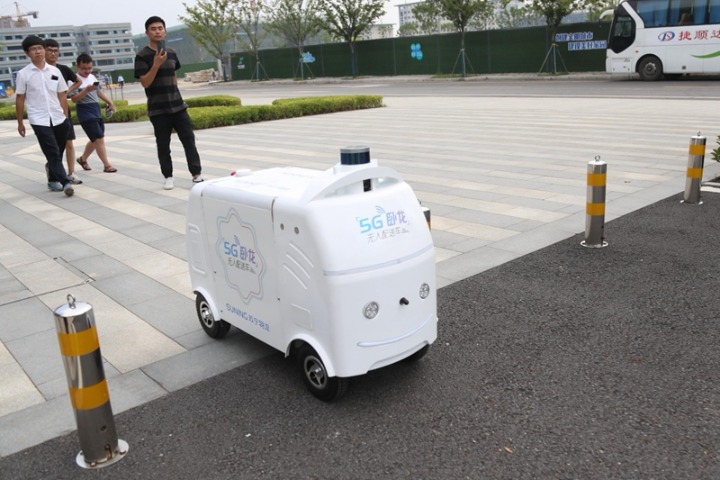 5G-assisted unmanned delivery car supports smart retail in Nanjing