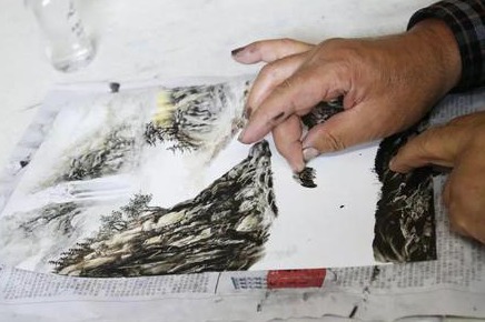 Qinghai artist paints with his bare hands