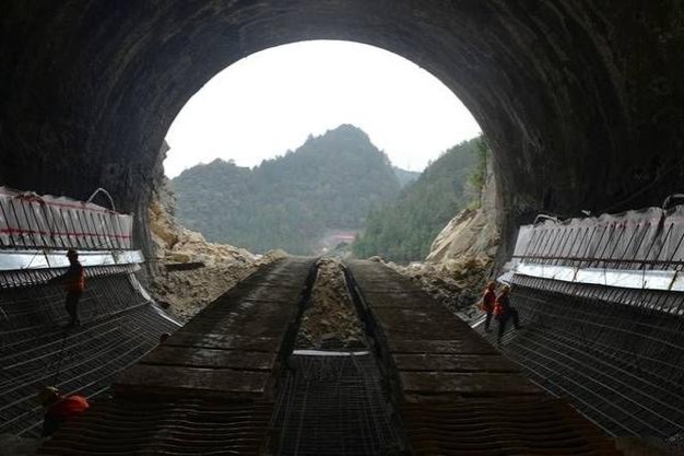 High-speed rail connects southwest, central China regions