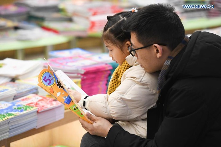 People read books at bookstore in Hefei, E China's Anhui