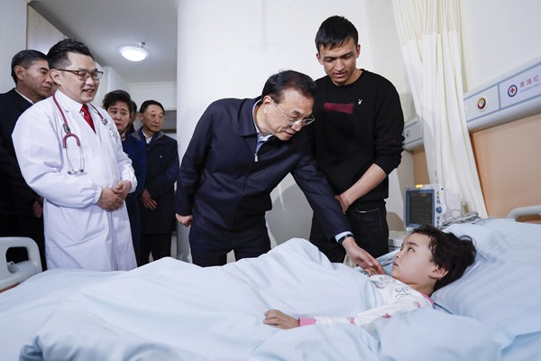 Premier visits altitude sickness patients in Qinghai