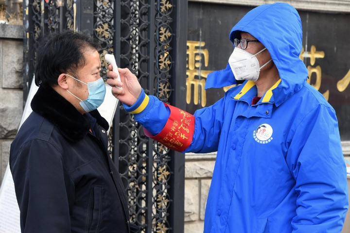 Returnees' temperatures checked at entrances to Beijing