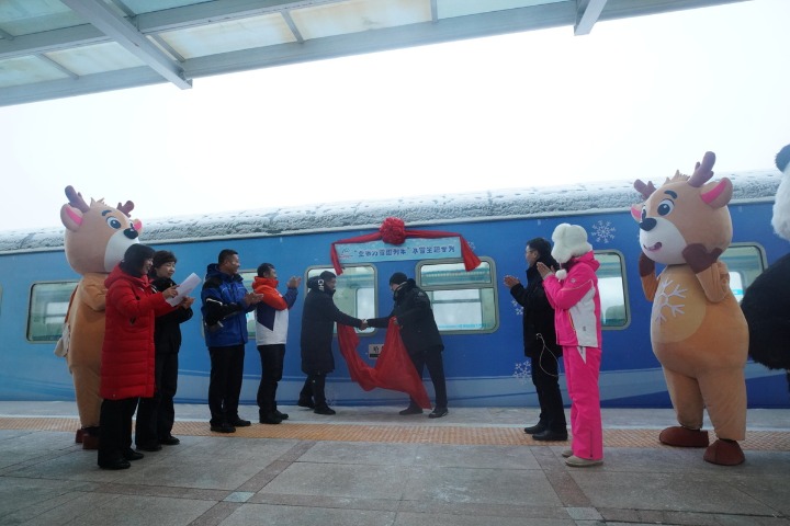 First snow-themed train rolls out in Heilongjiang