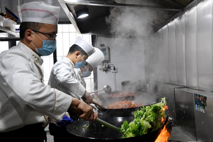Henan eatery reopens to make free meals for hospitals
