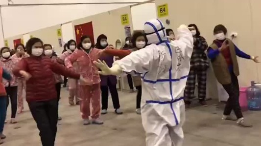 Xinjiang medical worker lightens hospital mood with dance class