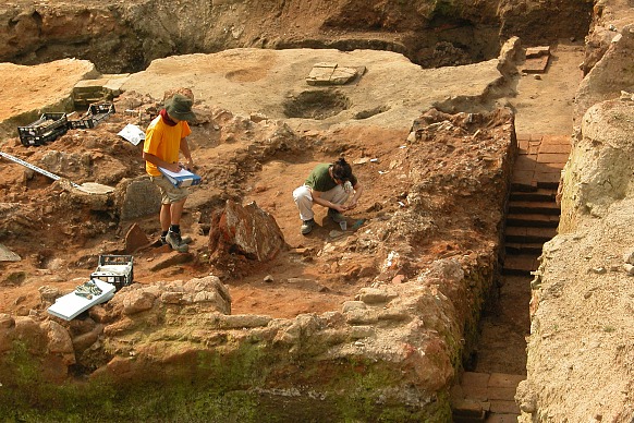 Ancient tombs discovered in SW China