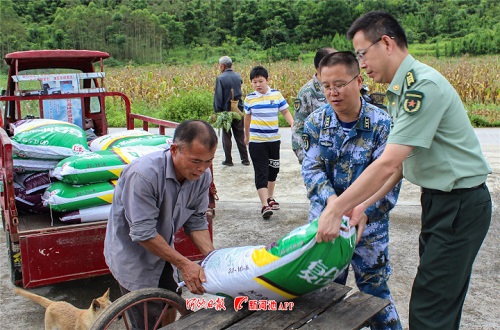 Yizhou armed forces assist in poverty alleviation efforts