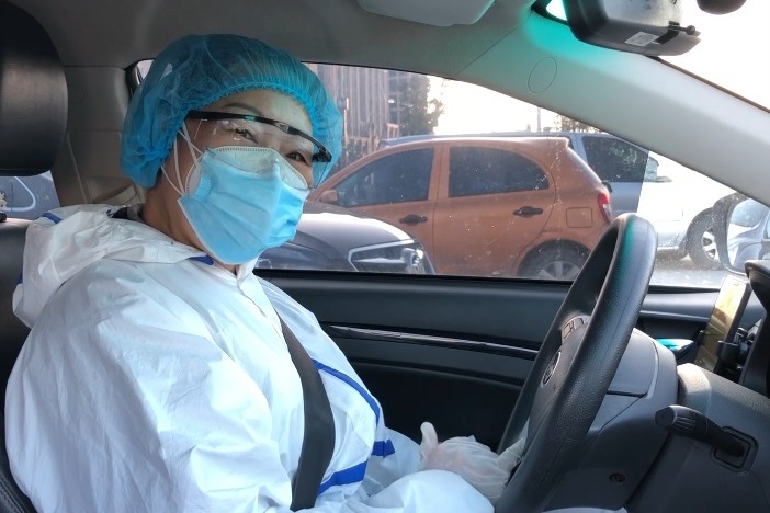 Novel heroes: Female driver helps ferry medics in Wuhan