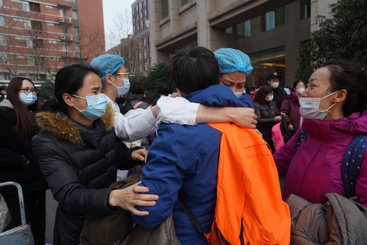 Medical workers from Shanghai leave for Wuhan