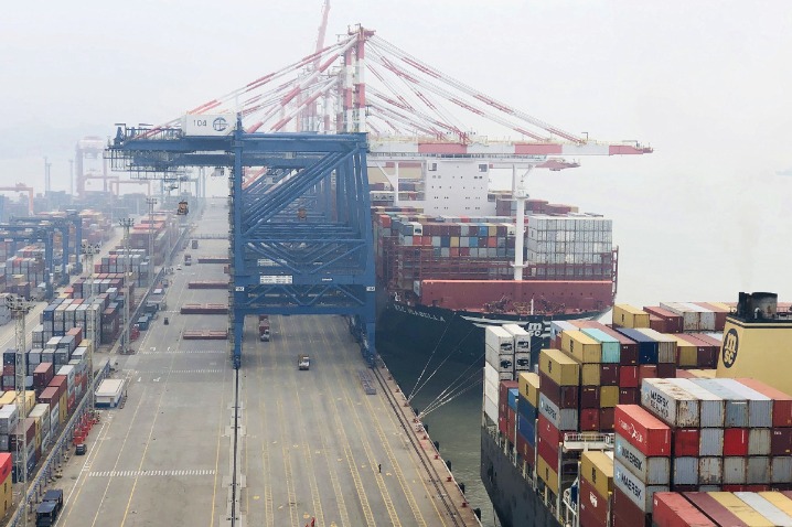 World's biggest container ships debut at Port of Xiamen